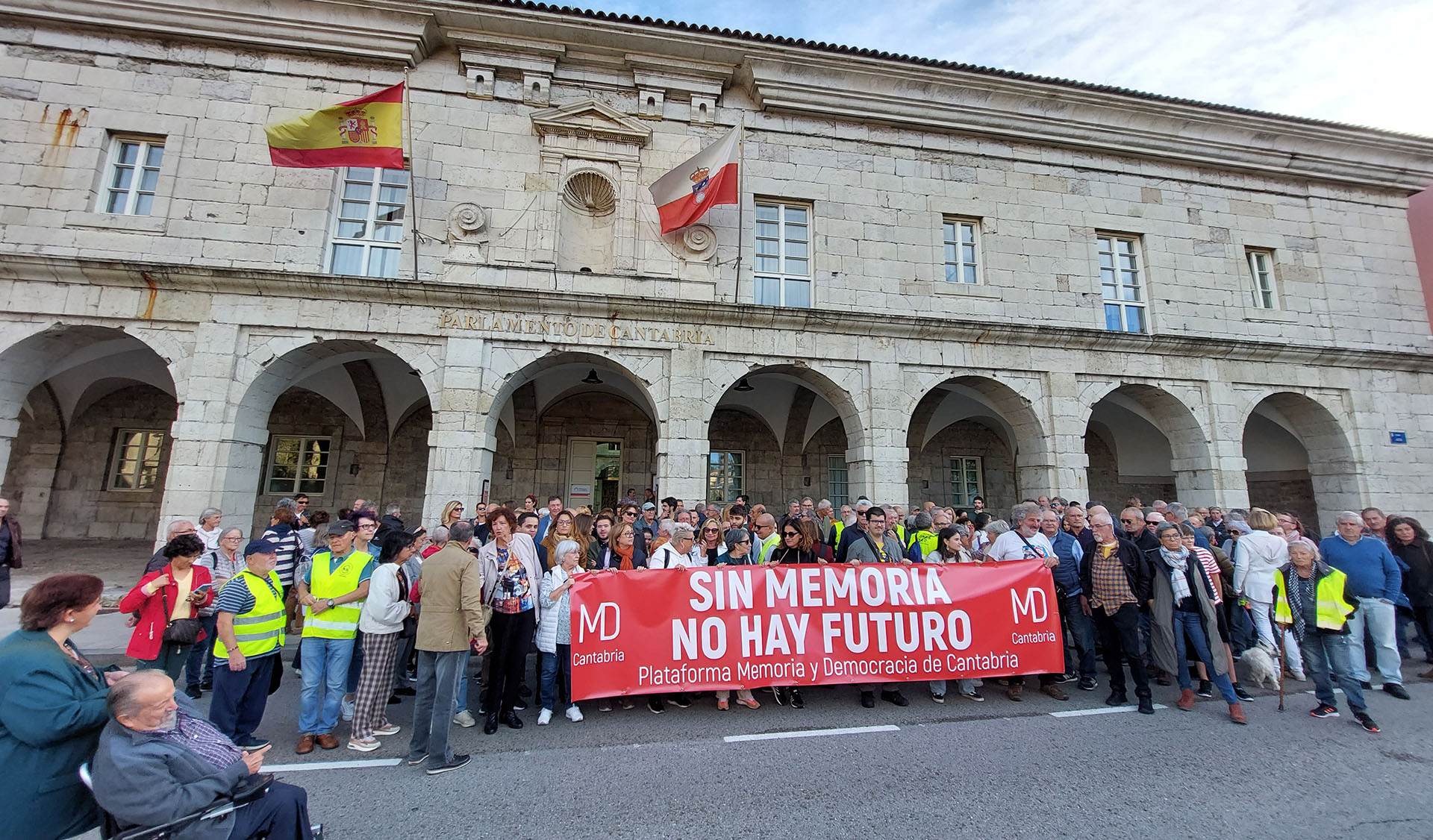 Más de 200 personas se concentran frente al Parlamento para luchar contra el intento de derogar la ley de Memoria Histórica y Democrática