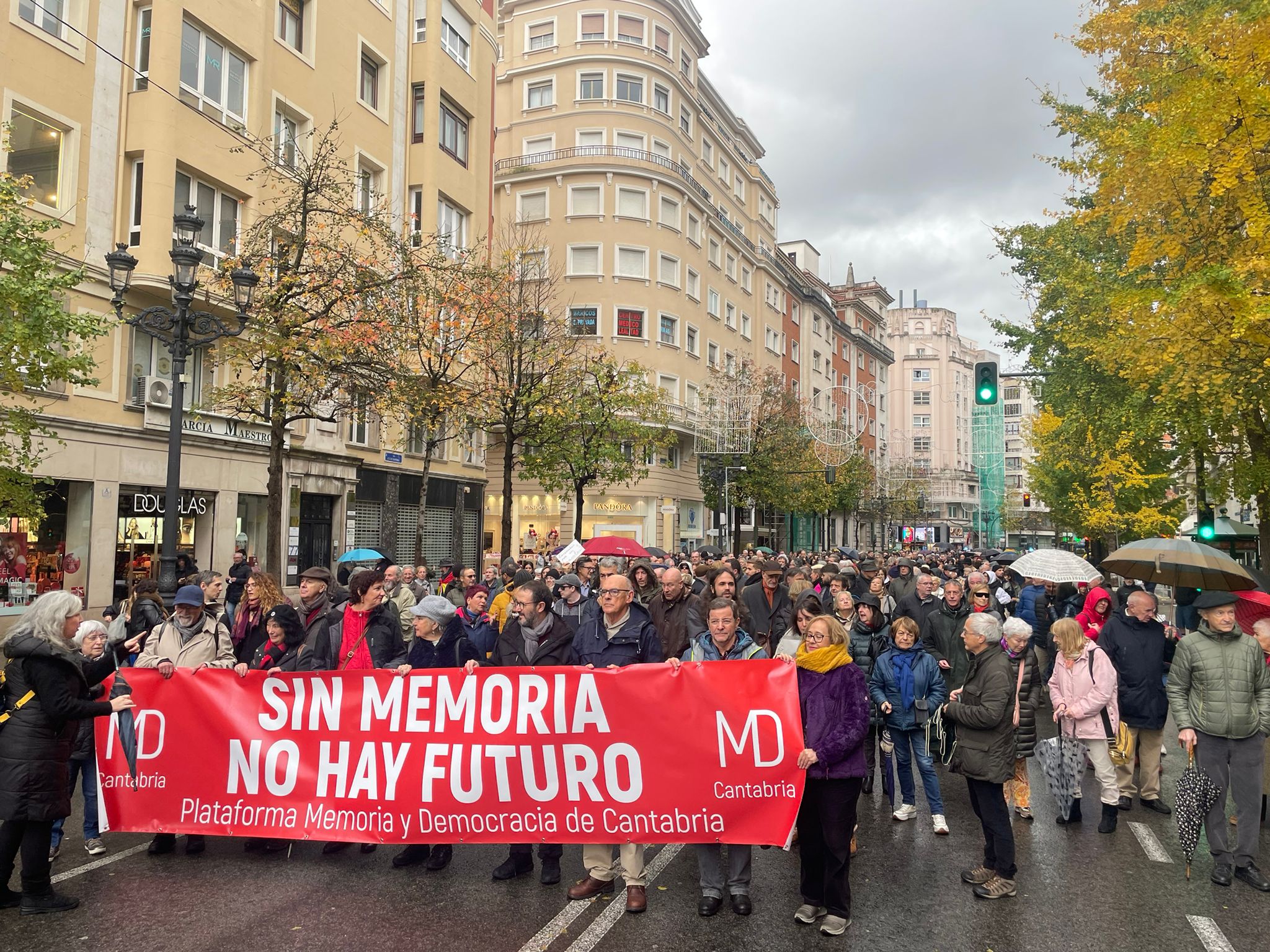 Cerca de 2.000 personas protestan bajo la lluvia contra el intento de derogación de la Ley de Memoria Histórica y Democrática de Cantabria