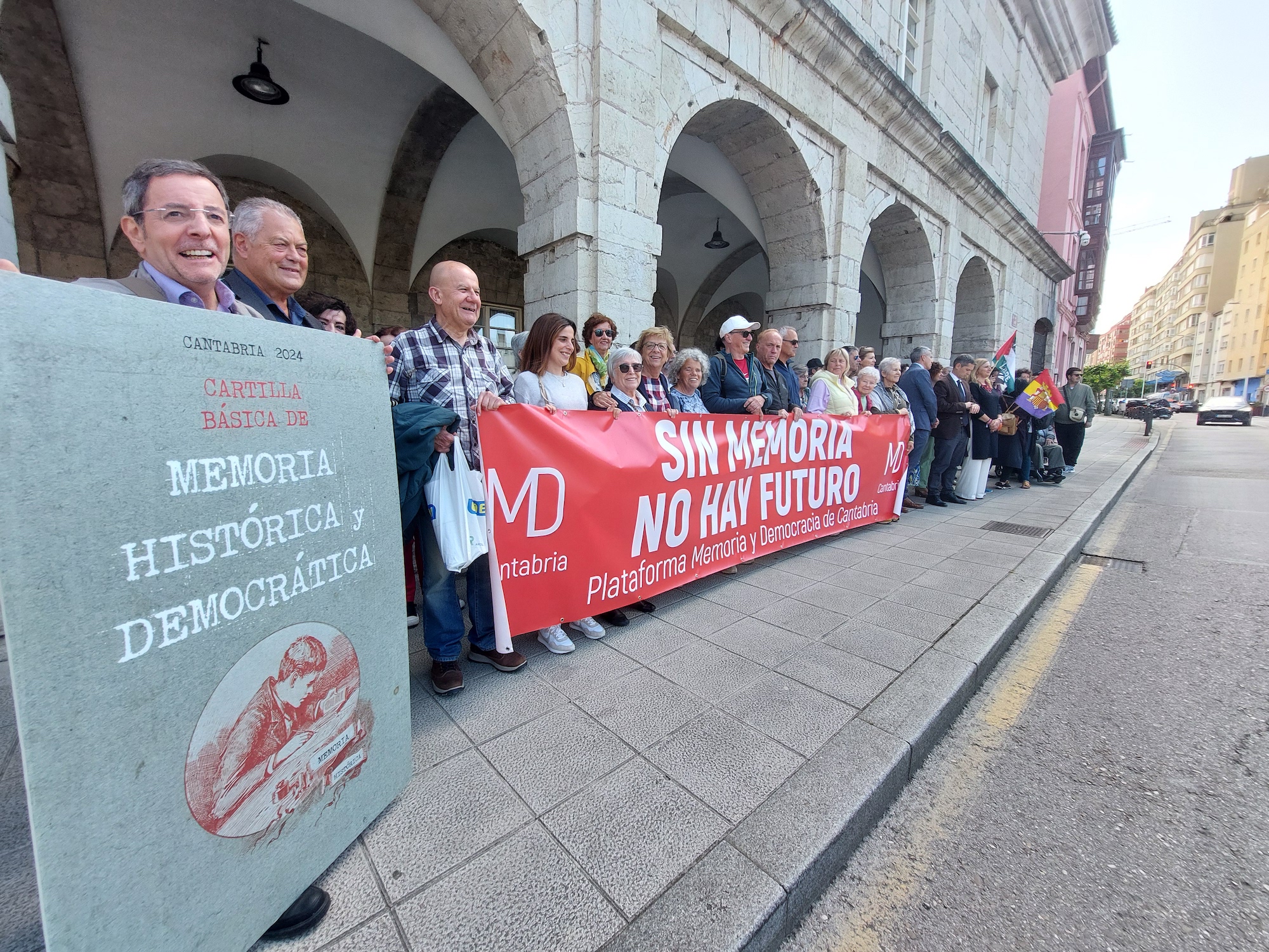 La Plataforma Memoria y Democracia regala una Cartilla a los diputados del PP en Cantabria “para que no se contagien del negacionismo de Vox”